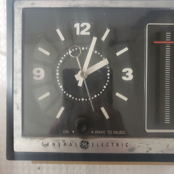 Vintage GE Alarm Clock Radio Model 7-4725 Tested Working Condition - Picture 7 of 8